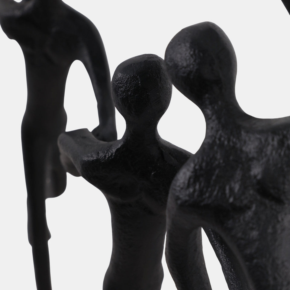 Scultura di uomini che camminano