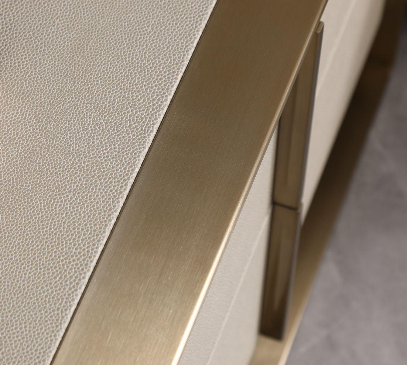 Comodino Lynus Beige Shagreen in pelle vegana e ottone spazzolato
