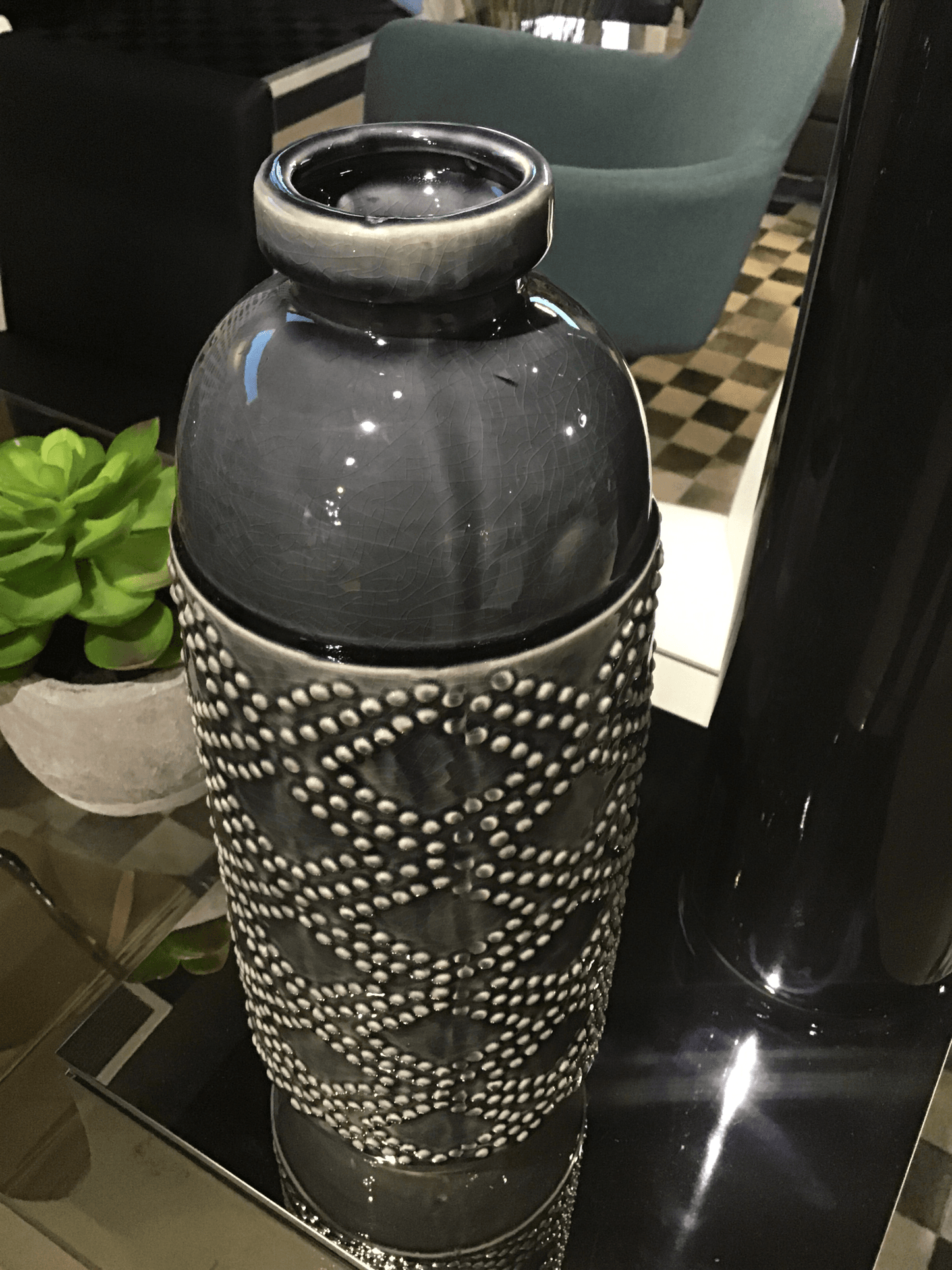 Vaso alto in argilla grigia testurizzata