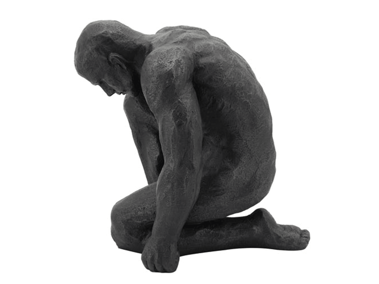 La scultura dell'uomo inginocchiato