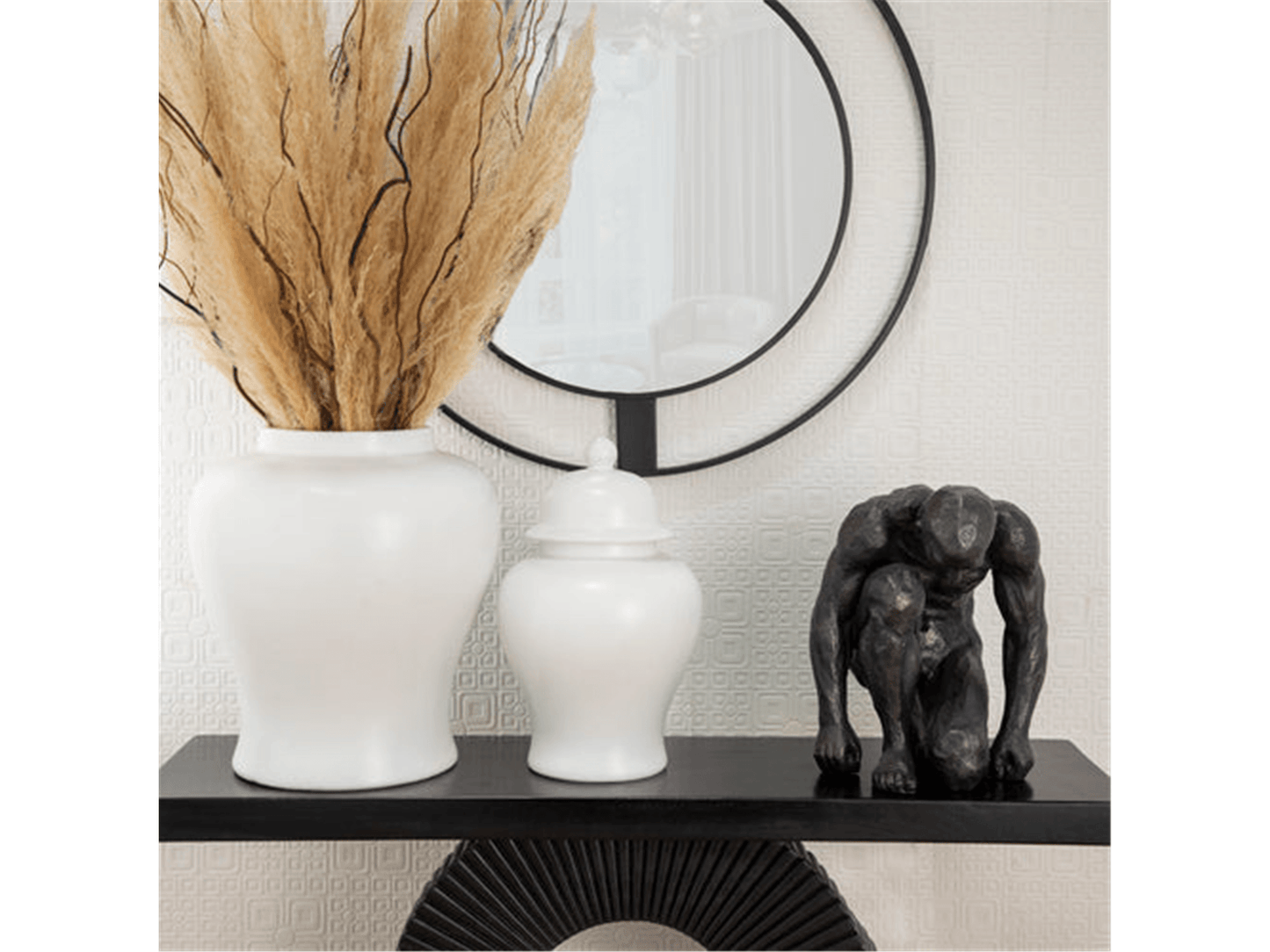 La scultura dell'uomo inginocchiato