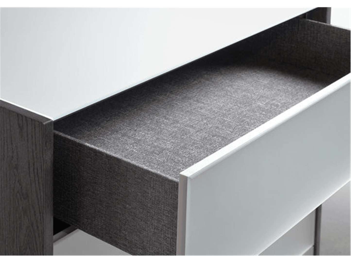 Vinieve Dresser
