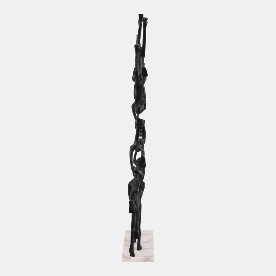 Scultura di uomini che camminano