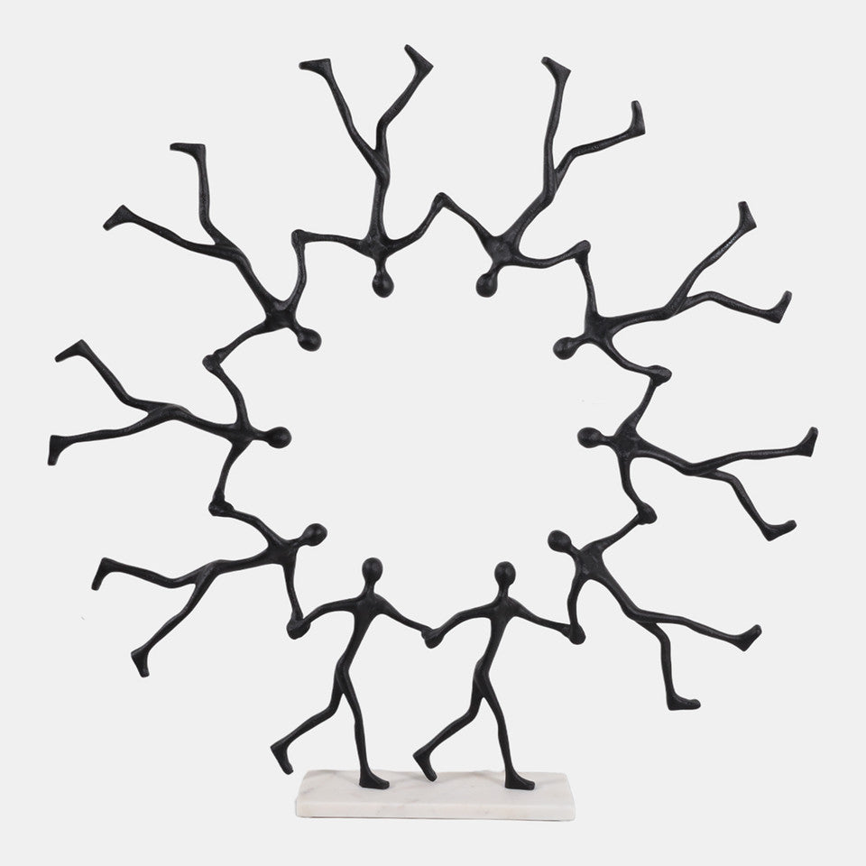 Scultura di uomini che camminano