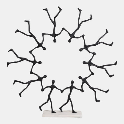 Scultura di uomini che camminano
