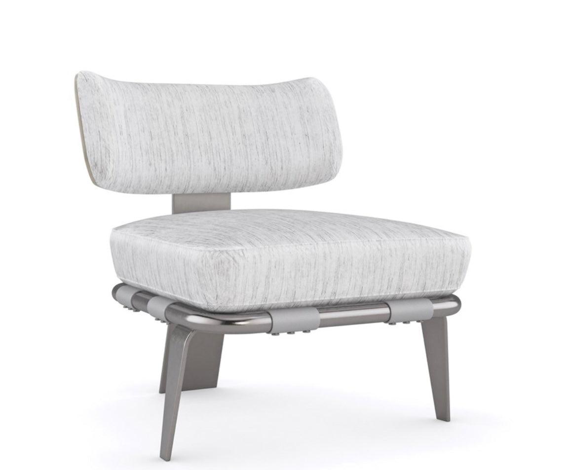 Poltrona moderna con accenti floreali
