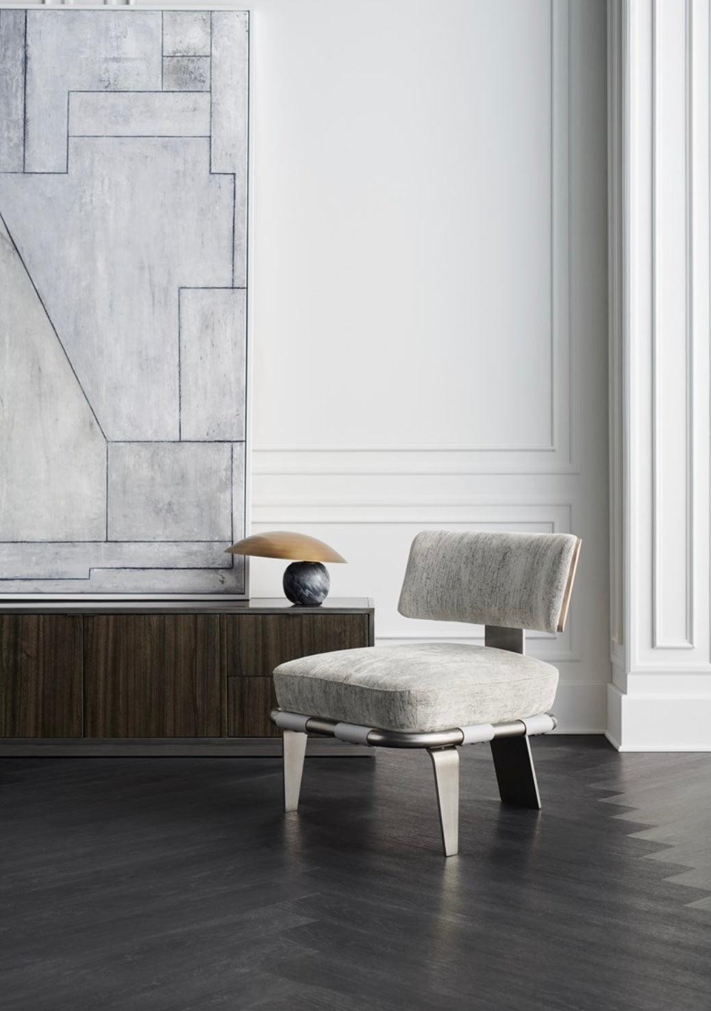 Poltrona moderna con accenti floreali