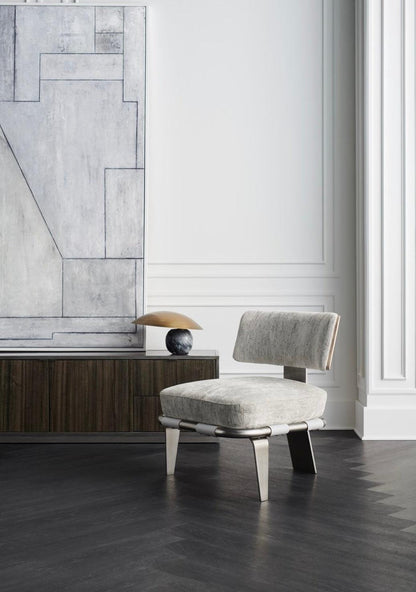 Poltrona moderna con accenti floreali