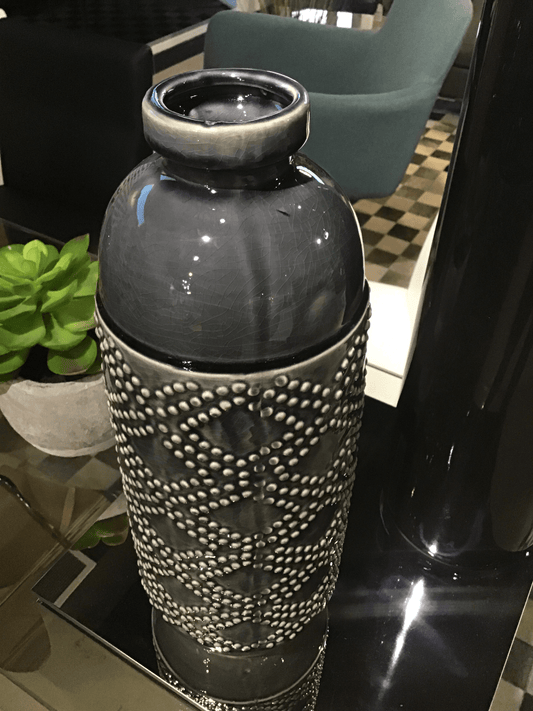Vaso alto in argilla grigia testurizzata