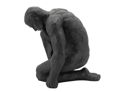La scultura dell'uomo inginocchiato