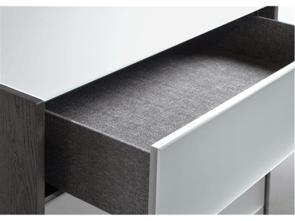 Vinieve Dresser